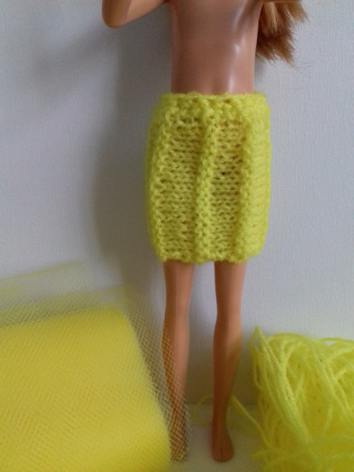 Pletená žlutá sukýnka pro panenku Barbie