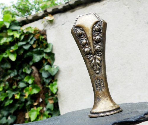 Starožitné kovové pečetidlo s monogramem AP