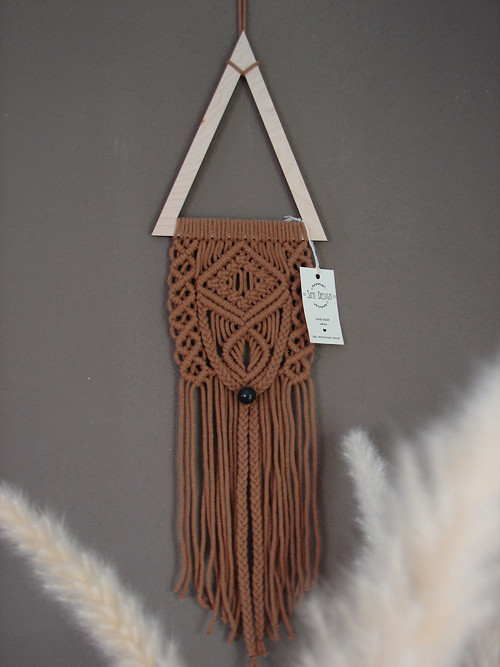 MACRAME dekorace na dřevěném výřezu - Trojúhelník