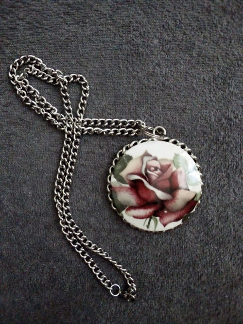 Ruční malba na porcelánu...vintage řetízek s růží