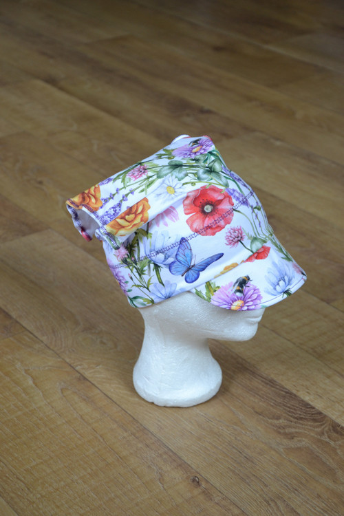 Šátek s kšiltem "louka " vel. 48-50/1cm