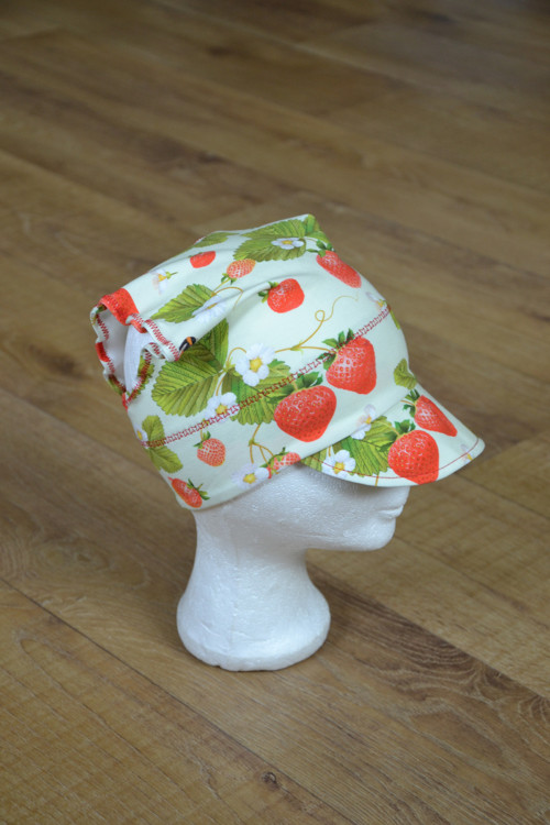 Šátek s kšiltem "jahody " vel. 50-52/3cm