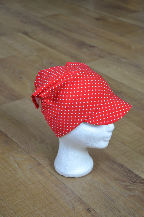 Šátek s kšiltem "puntíky na červe " vel. 48-50/1cm