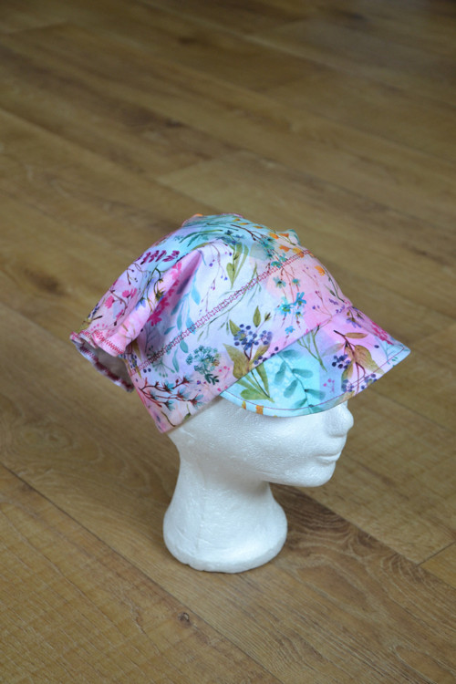 Šátek s kšiltem "luční kvítí " vel. 50-52/3cm