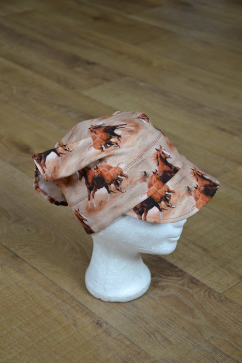 Šátek s kšiltem "koně " vel. 50-52/3cm