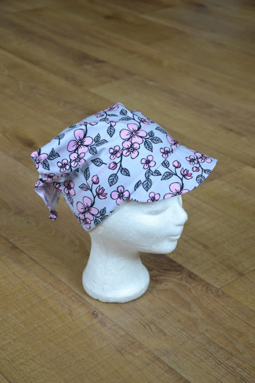 Šátek s kšiltem "květy na šedé " vel. 50-52/3cm