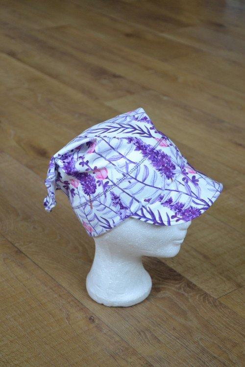Šátek s kšiltem "fialové květy " vel. 50-52/3cm