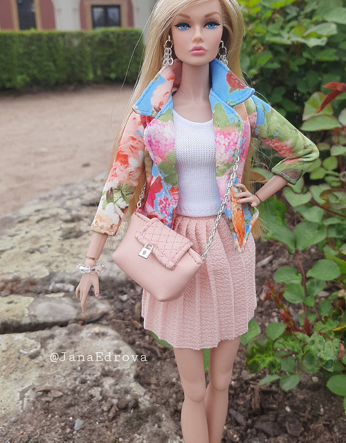 Květované sako pro Barbie, Poppy a Integrity