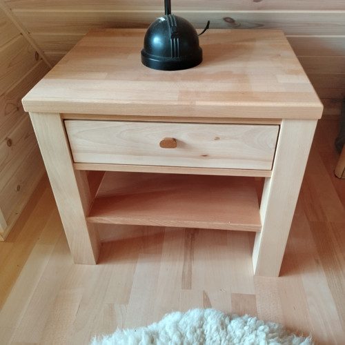 Masivní bukový noční stolek