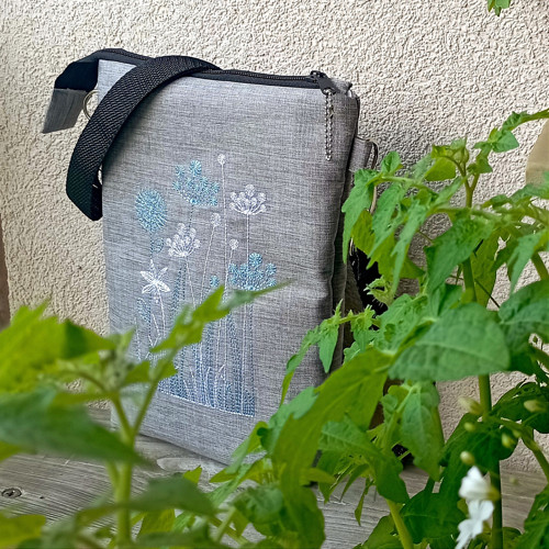Háta - šedomodrá vyšívaná taštička