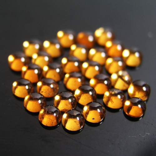 Granát Hesonit, kabošony 4,3x4,3 mm, jeden kus