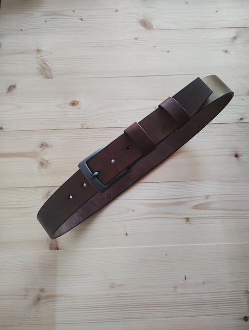 Hnědý kožený pásek s černou sponou 40mm