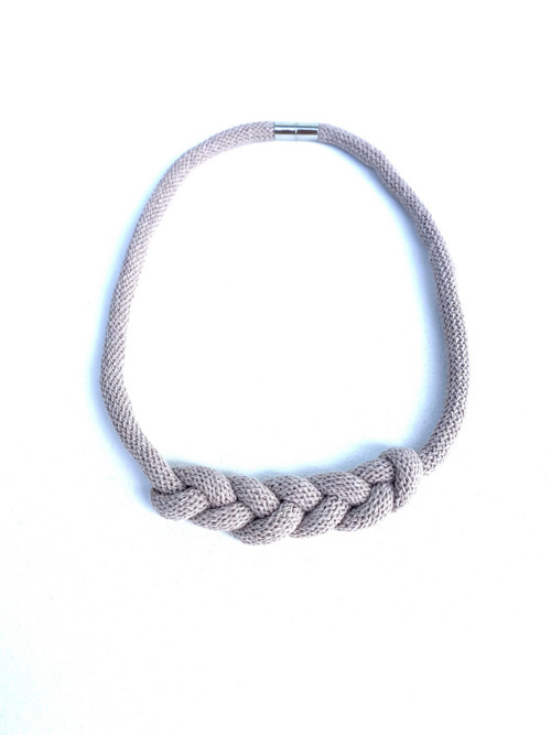 Přírodní béžový šňůrový náhrdelník “Macrame”