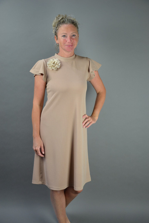 Béžové šaty — foto 1