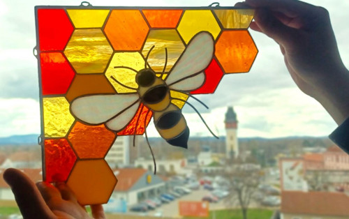 Rohová vitráž - včela sedící na plástvi