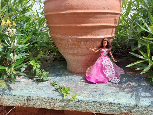 Růžové šatičky s aplikací pro Barbie
