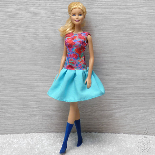 Barevné šatičky pro Barbie