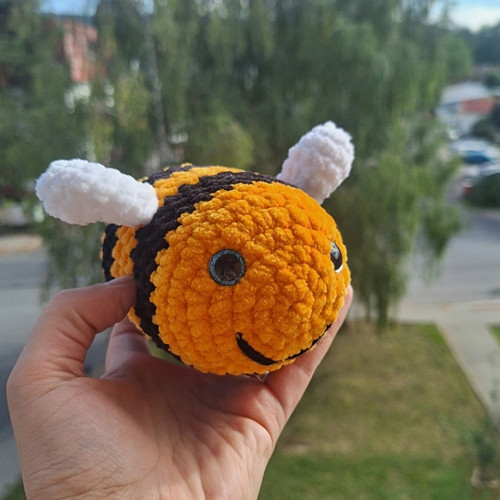Háčkovaná včelička