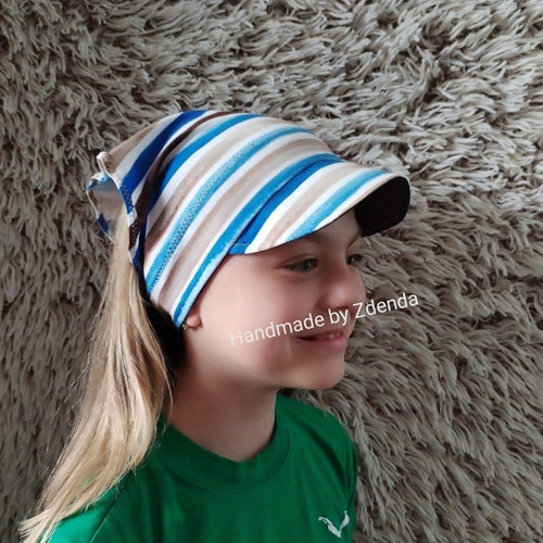 Šitý šáteček s kšiltem