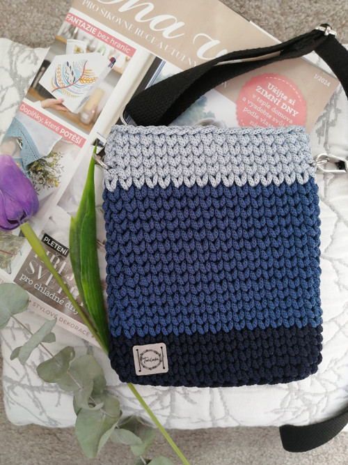 Malá háčkovaná crossbody kabelka - modrá