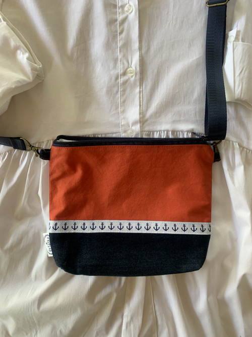Oranžová námořnická crossbody kabelka s kotvičkami