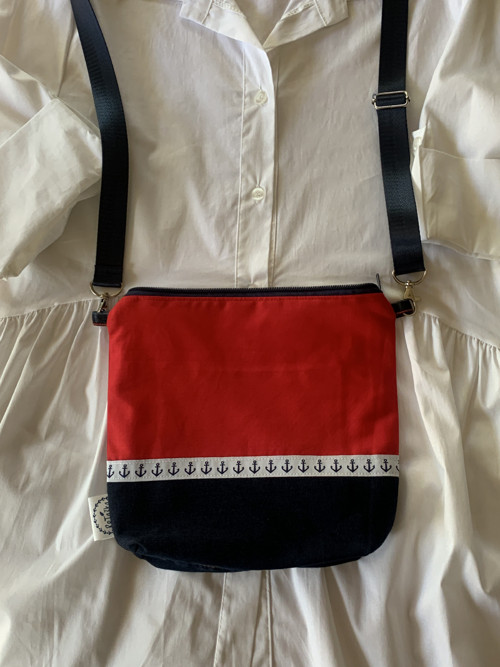 Červená námořnická crossbody kabelka s kotvičkami