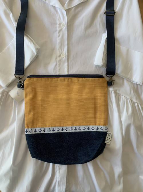 Červená námořnická crossbody kabelka s kotvičkami