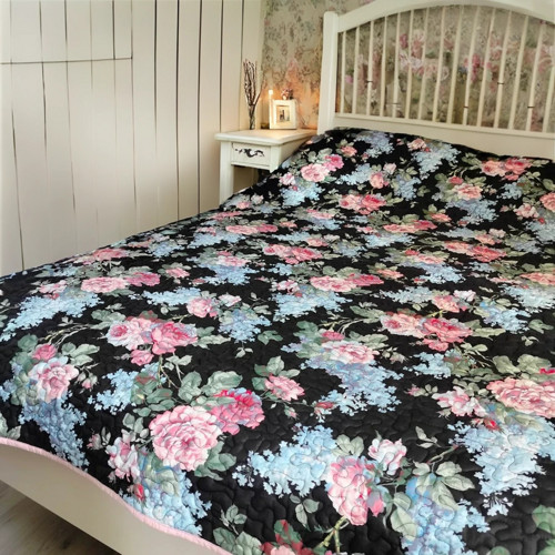 Romantický quilt růže a pivoňky na černé