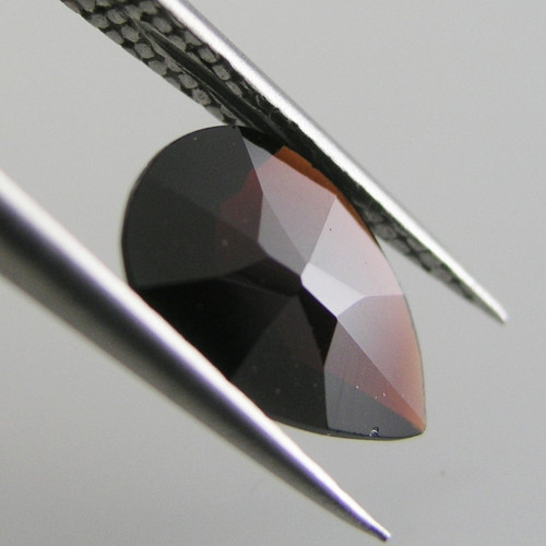 Temně rudý granát Almandin, 2,61ct., 11,7x8x4,1 mm