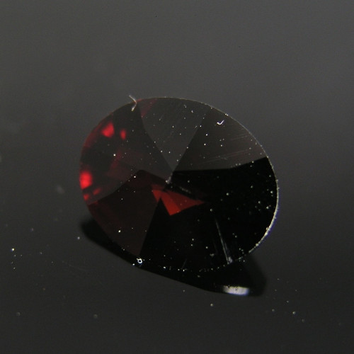 Temně rudý granát Almandin, 1,71ct., 8,9x7,0x3,7mm