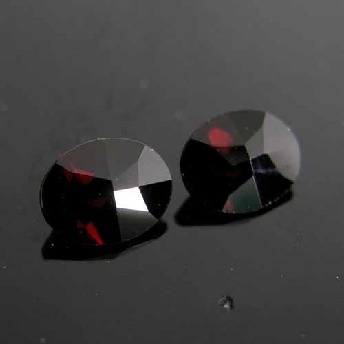Temně rudé granáty Almandiny, 4,07ct./Pár, 9x7 mm