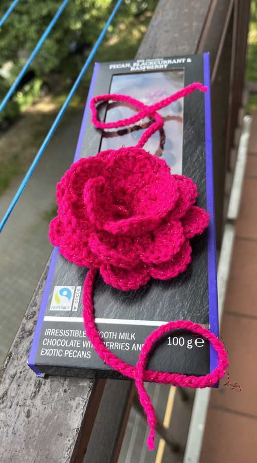 Háčkovaná kytička s lurexem — foto 1