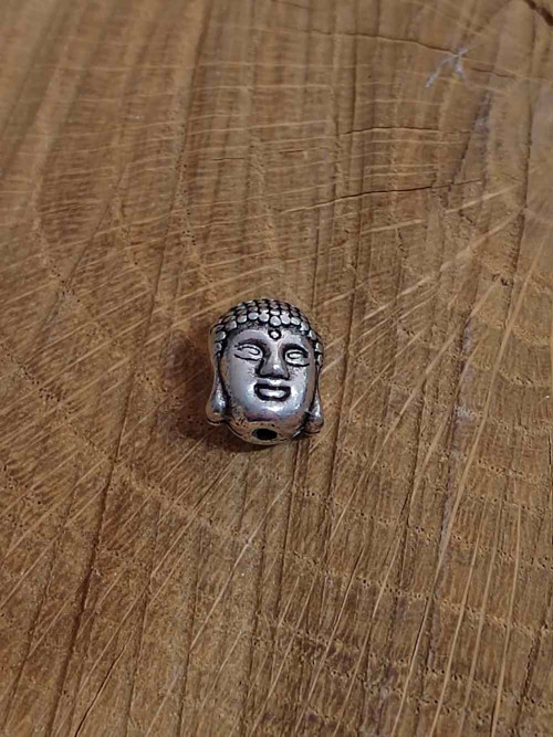Kovový korálek buddha