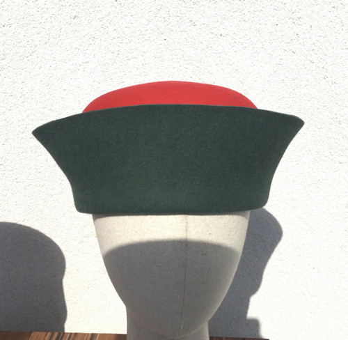 Středověký klobouk dvoubarevný 62 cm — foto 1