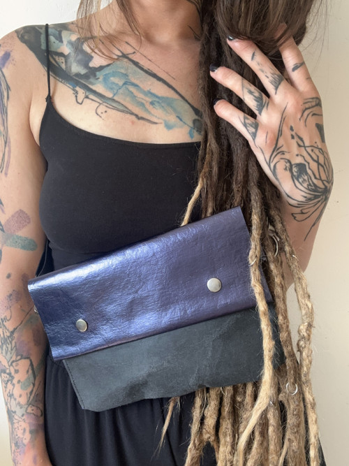 Papírová crossbody // shiny blue ~ matte black