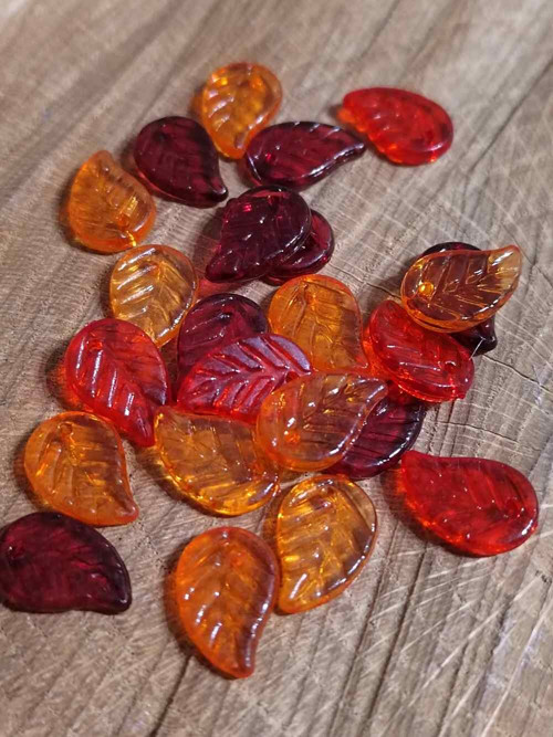 Plastové korálky lístečky 10 g mix 9x14 mm oranž