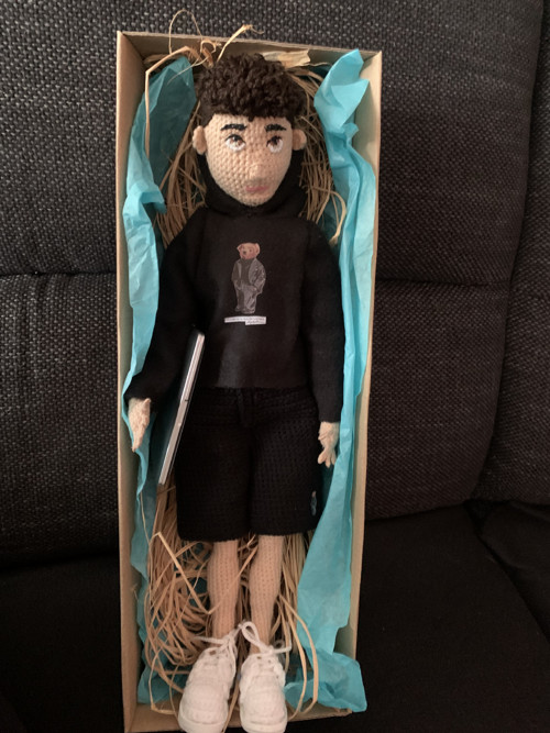 Háčkovaná pohyblivá figurka podle fotky