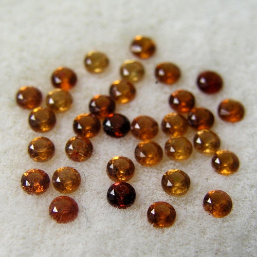 Broušený granát Hesonit, 1,8x1,8 mm, jeden kus