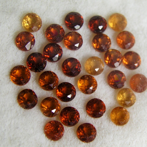 Broušený granát Hesonit, 2,8x2,8 mm, jeden kus