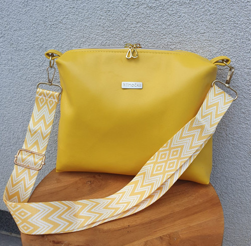 Malá kožená crossbody kabelka — foto 1