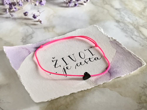 Náramek šňůrka neon pink, srdce