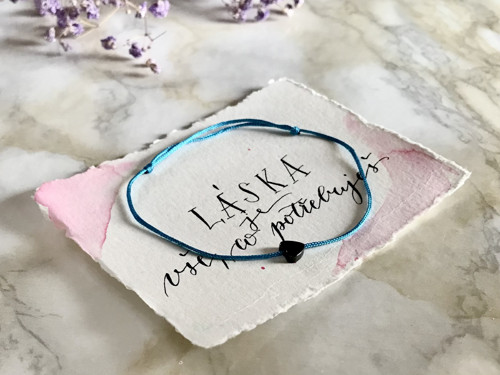 Náramek šňůrka neon blue, srdce