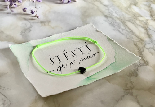 Náramek šňůrka neon lime, srdce — foto 1