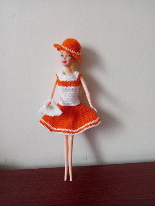 Triko, sukně, klobouk a kabelka - pro Barbie