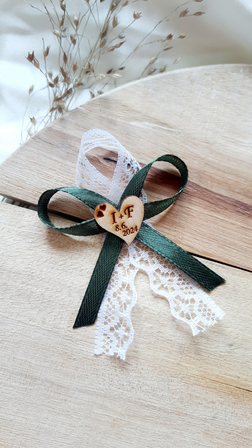 Vývazek se zelenou stuhou a monogramy — foto 1