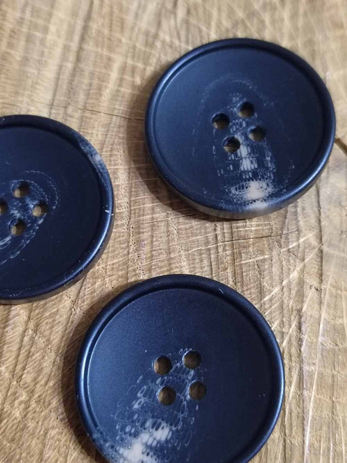 Knoflík větší 26 mm černý čtyřdírkový dvoubarevný