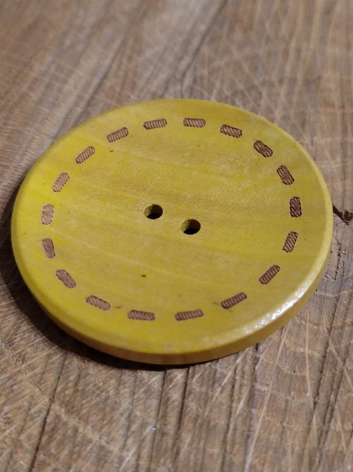 Dřevěný dekorační knoflík průměr 45 mm žlutý