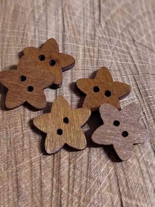 Dřevěný knoflík 18 mm hvězdička hnědá