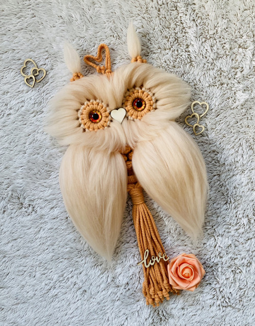 Macramé sovička v oranžové barvě