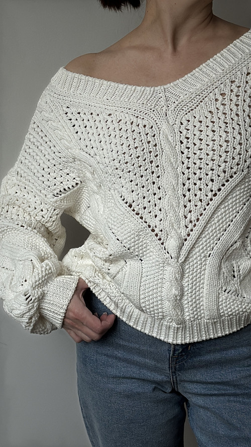 Bílý oversize svetr se složitým vzorem